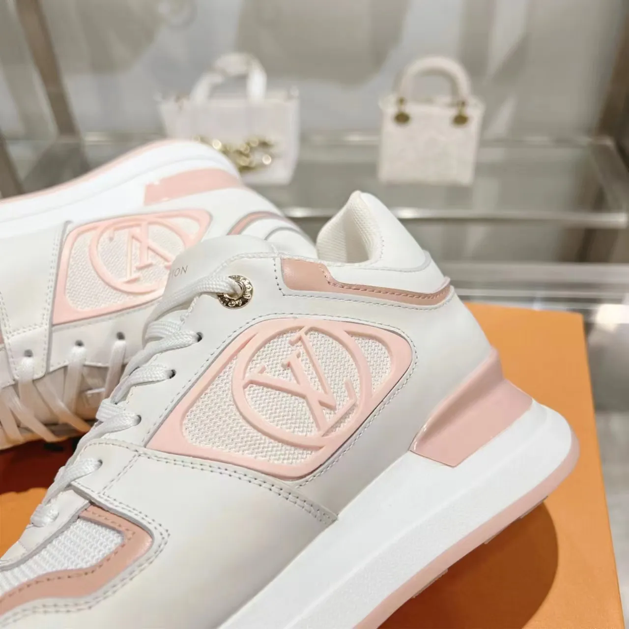 [L Family] P: 760💰Size 35-42 for women, 39-46 for men, (41.42 for women, 45.46 for men, customized) .LV Donkey Brand 🔥🔥LOUIS VUITTON Louis Vuitton's official website synchronizes the 2025 autumn and winter couple's models, which are now on the market, this Neo Run Away sneakers are inspired by running shoes, integrating LV's iconic must-have shoes into the trend. This version is a 1:1 replica of the original version. It is made of two-tone calfskin to highlight its simple lines and unique wedge outsole. Key details include the LV initials on the side and an engraved gold heel stabilizer on the back plus a 2cm hidden insole.